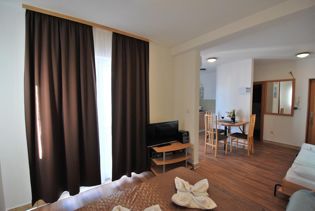 Nautica Apartments Betina  Extérieur photo