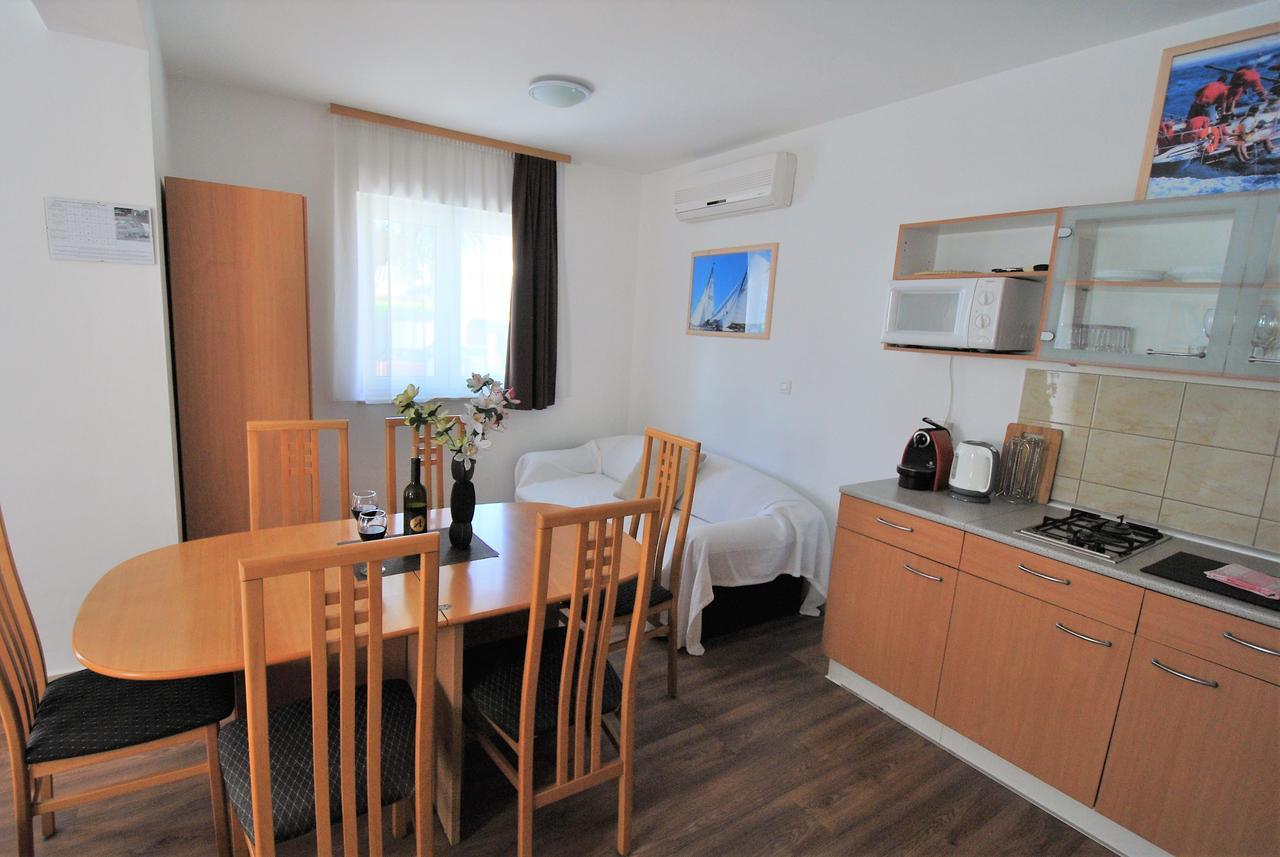 Nautica Apartments Betina  Extérieur photo