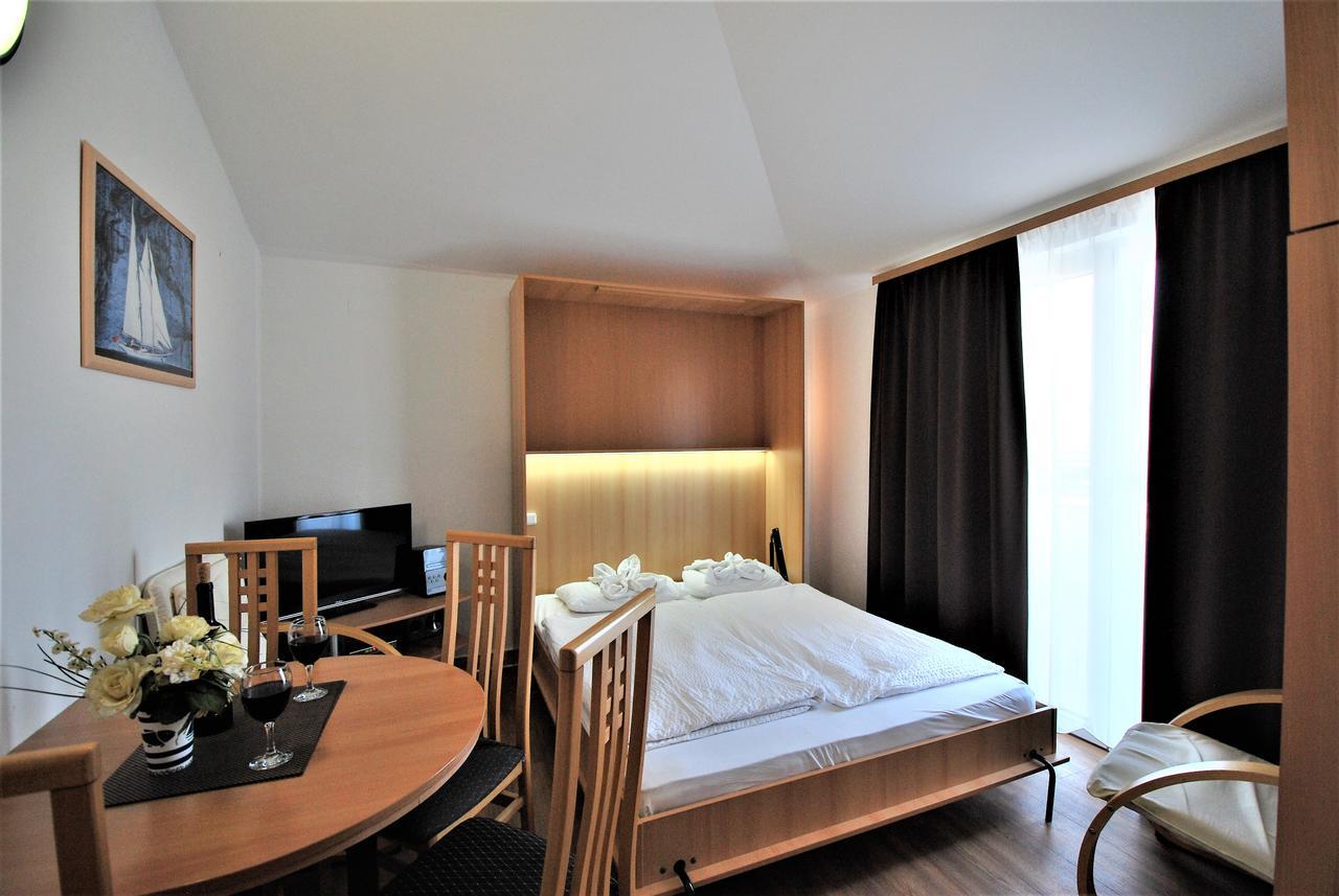 Nautica Apartments Betina  Extérieur photo